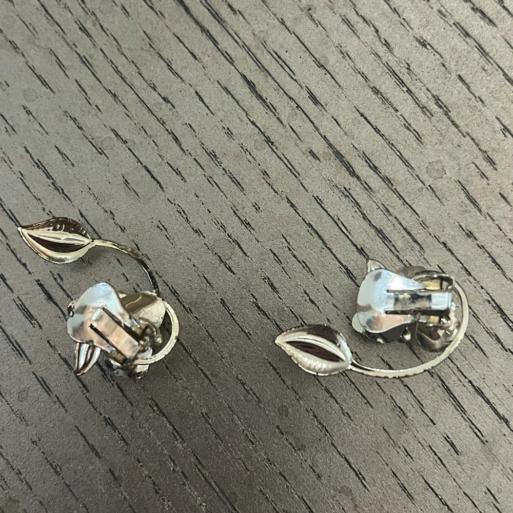 Vintage Silver Floral Stud Earrings with Sparkling Stones - Picture 4 of 4